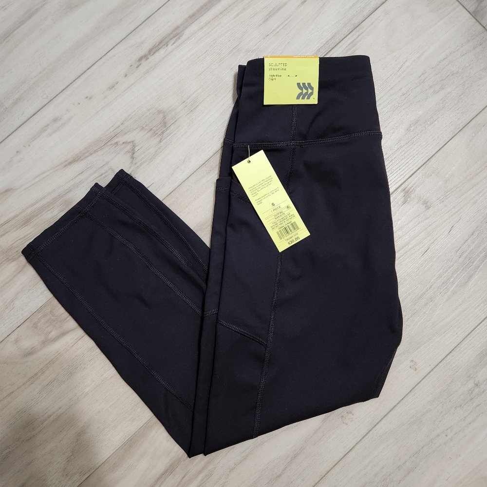 NEW All In Motion high-rise capri black leggings size small with pockets